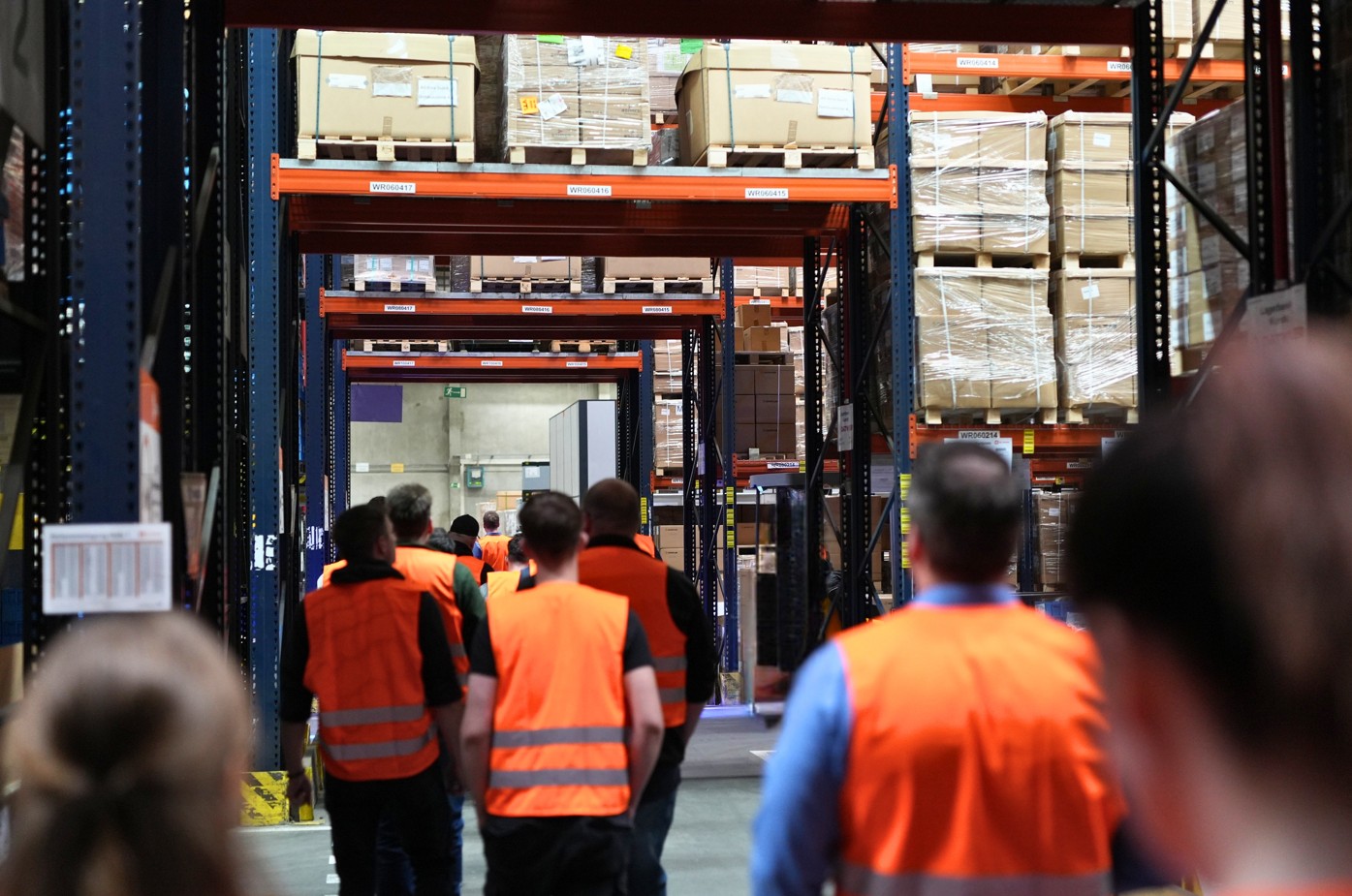 Besucher beim Tag der Logistik im Lager von ELSEN in Koblenz